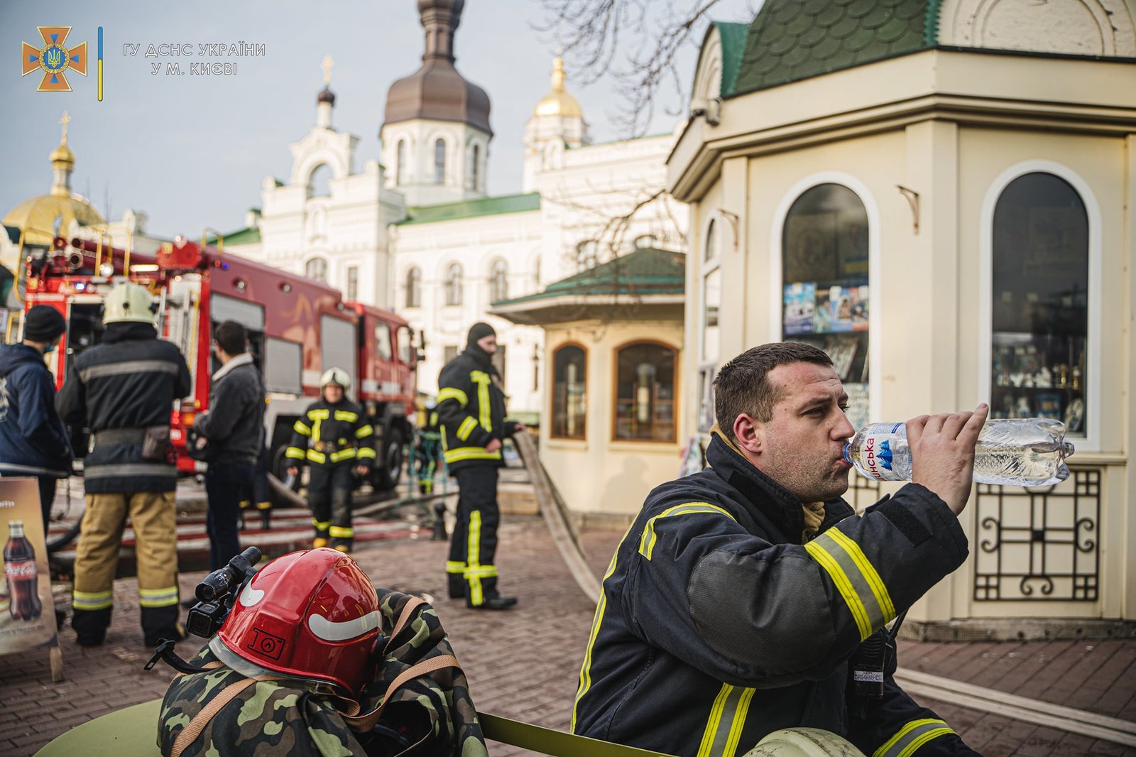 На пожежі в Києво-Печерській лаврі постраждали троє людей 2