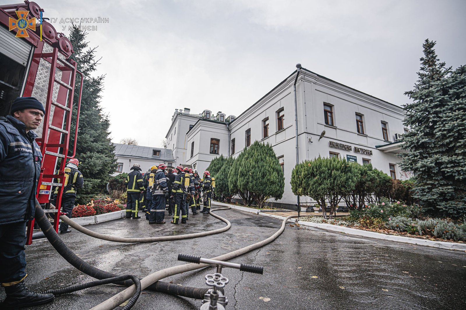 На пожежі в Києво-Печерській лаврі постраждали троє людей 1