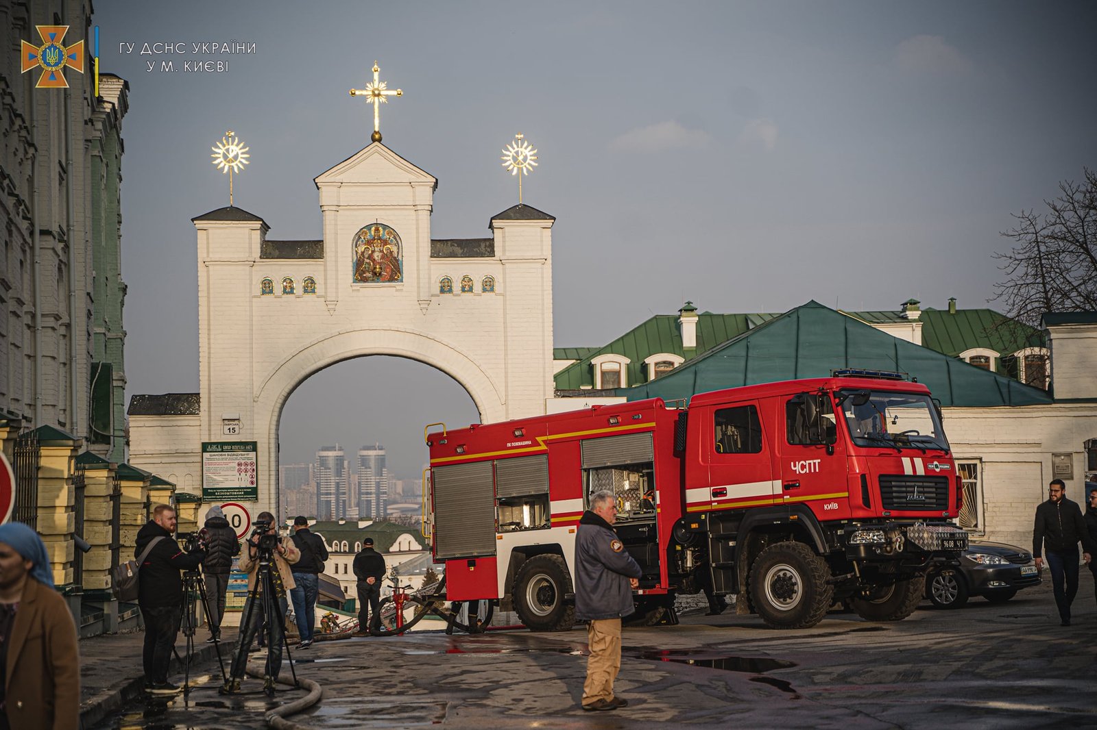 На пожежі в Києво-Печерській лаврі постраждали троє людей 3