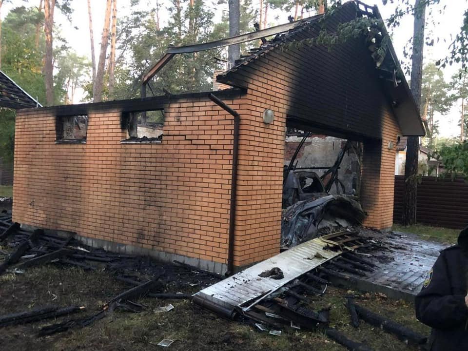 Під Києвом TikTok-блогеру спалили будинок та гараж із двома машинами. На допиті палії сказали, що «перестаралися» 1