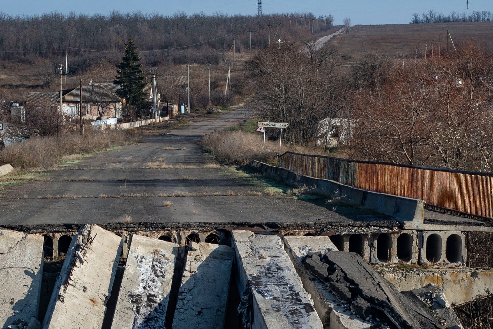 Українські військові та волонтери «Червоного Хреста» доставили вугілля мешканцям непідконтрольної Старомаріївки 1