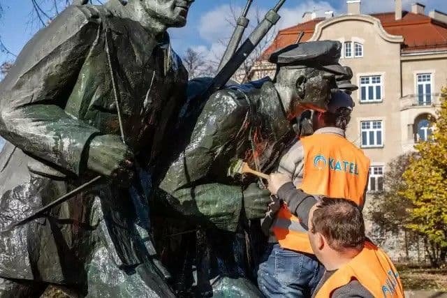 В Кракове памятник Пилсудскому покрасили в сине-жёлтый цвет 3