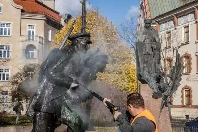 В Кракове памятник Пилсудскому покрасили в сине-жёлтый цвет 2