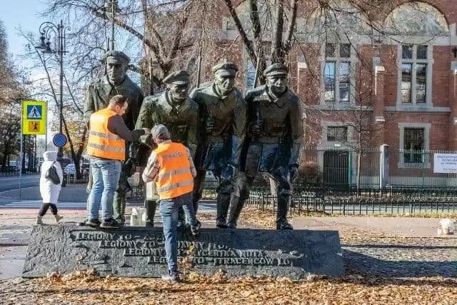 В Кракове памятник Пилсудскому покрасили в сине-жёлтый цвет 4
