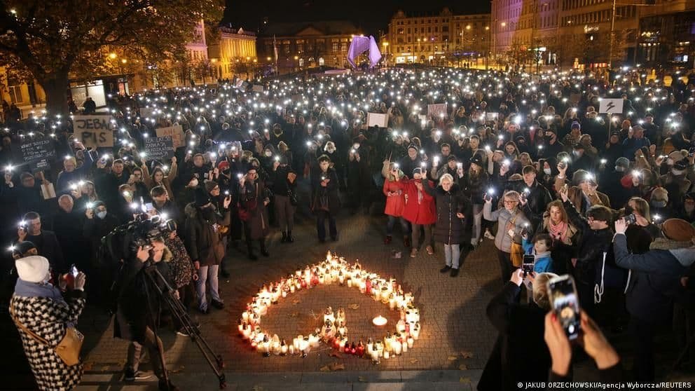 У Польщі після смерті вагітної жінки масово протестують проти заборони абортів 1
