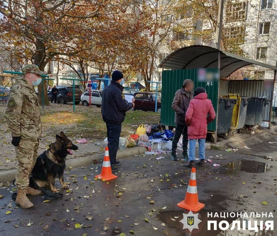В Мелитополе бездомные нашли в мусорном баке мёртвого новорождённого ребёнка, завёрнутого в пакет 2