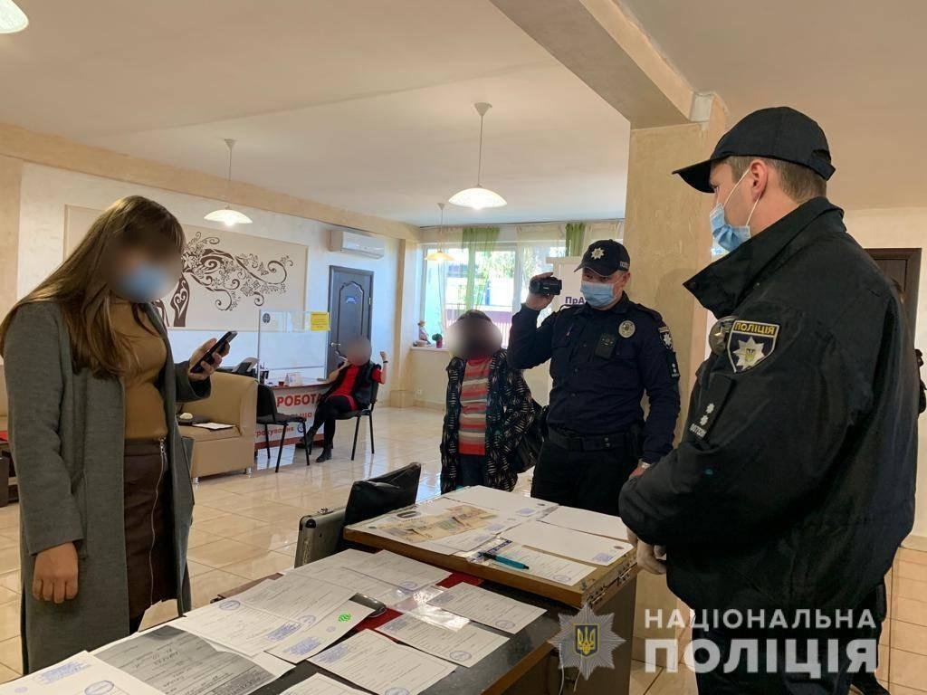 У Мукачеві співробітники залізничного вокзалу продавали фейкові COVID-довідки пасажирам. 1