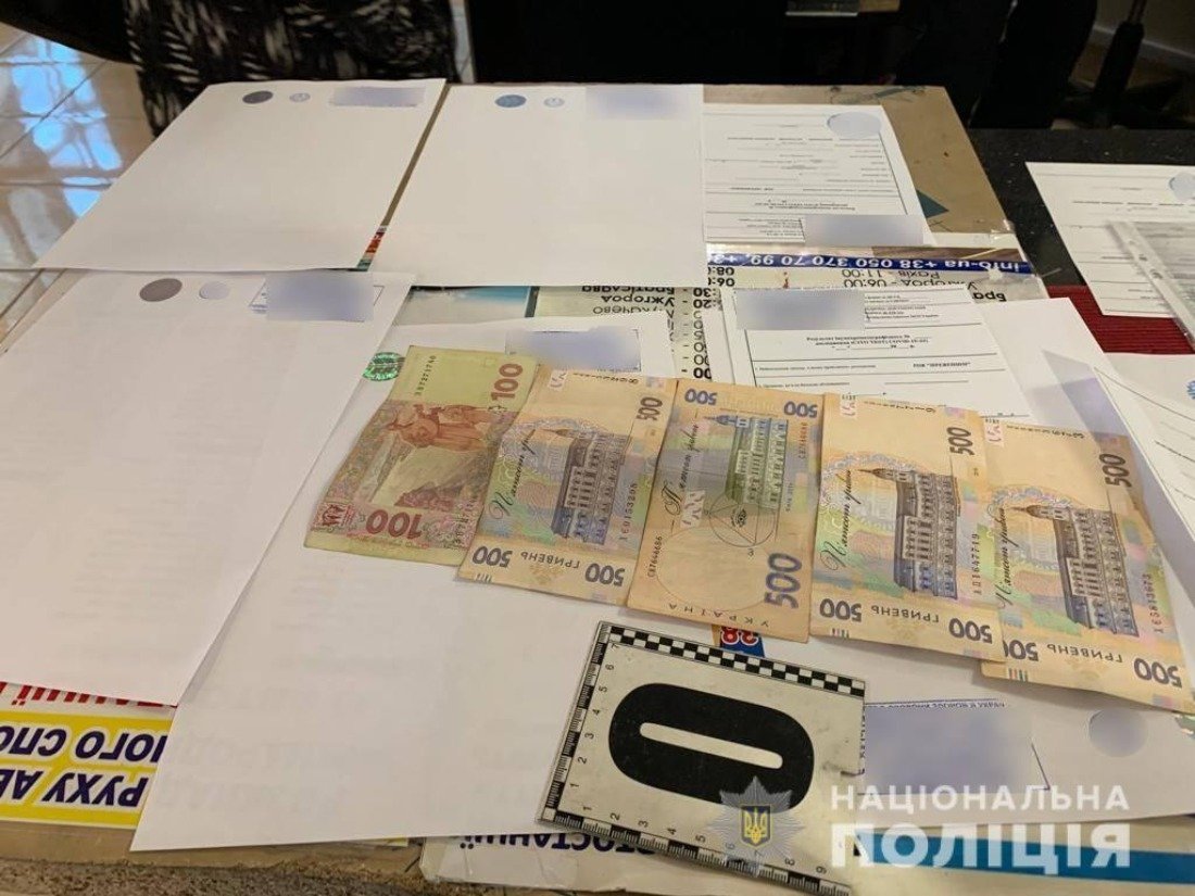 У Мукачеві співробітники залізничного вокзалу продавали фейкові COVID-довідки пасажирам. 2