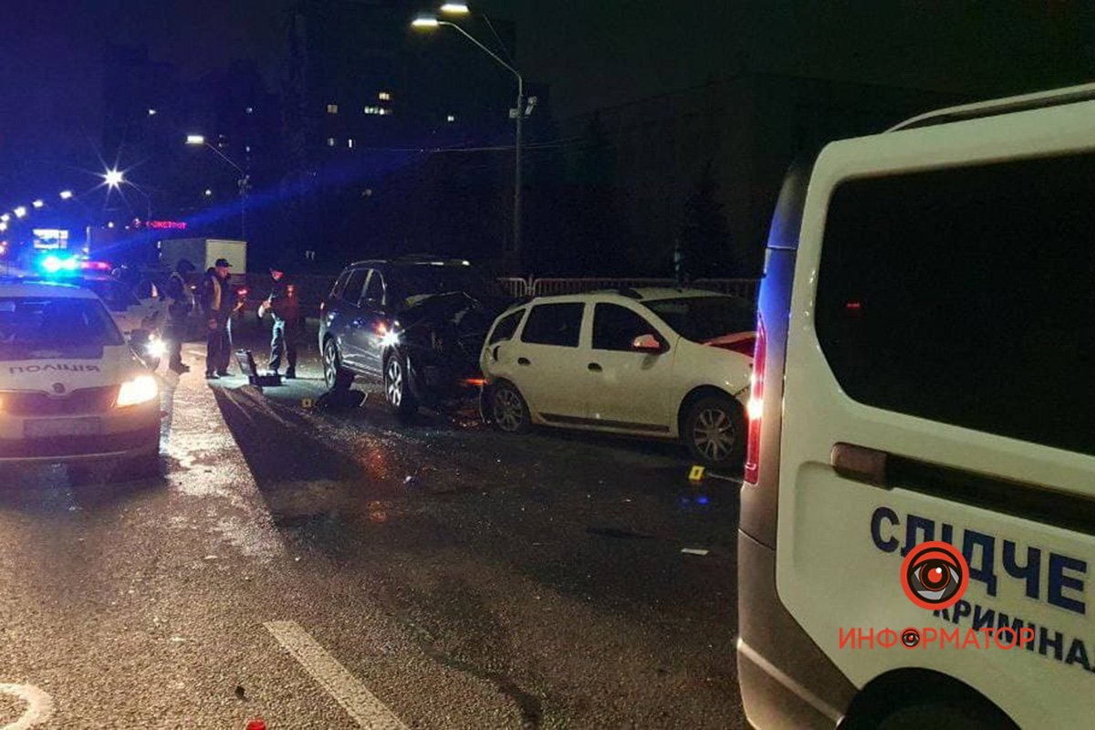 В Киеве мужчина въехал в колонну авто, которые попали в ДТП: патрульного зажало между машинами 2