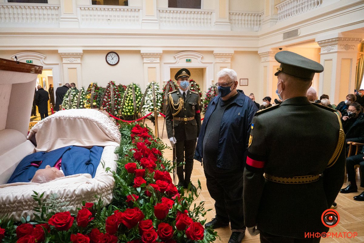 Как в Киеве попрощались с политиком и Героем Украины Ефимом Звягильским 9