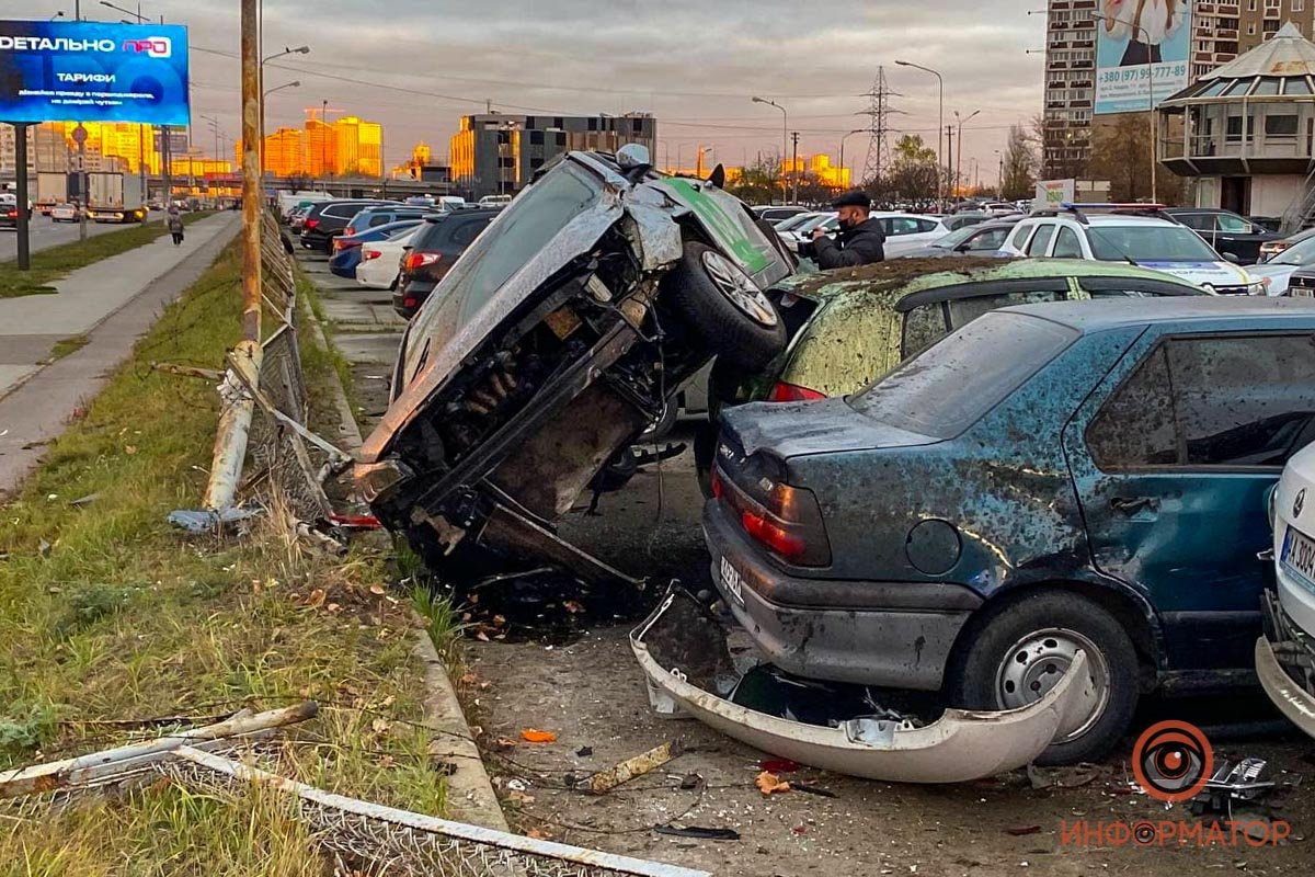 После - вылетел на парковку, где врезался ещё в 4