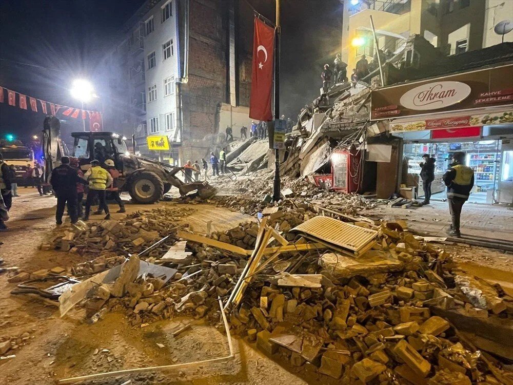 На востоке Турции обрушился двухэтажный дом: пострадали более 10 человек 7