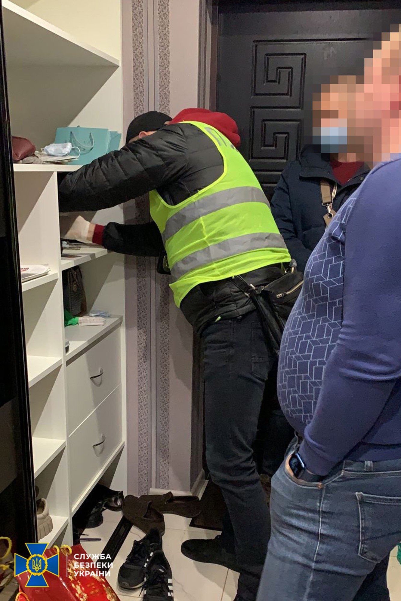 Выдавали себя за офицеров СБУ: в Украине банда требовала деньги у иностранцев, угрожая депортацией из страны 4