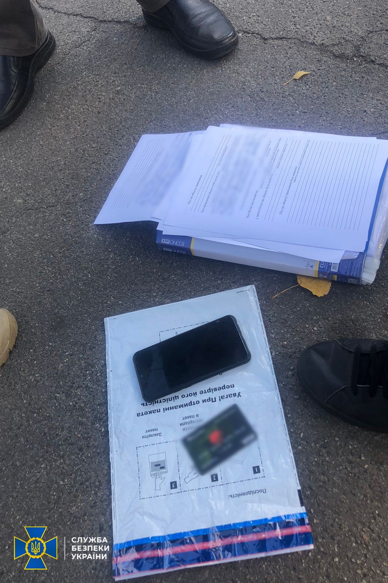 Выдавали себя за офицеров СБУ: в Украине банда требовала деньги у иностранцев, угрожая депортацией из страны 3