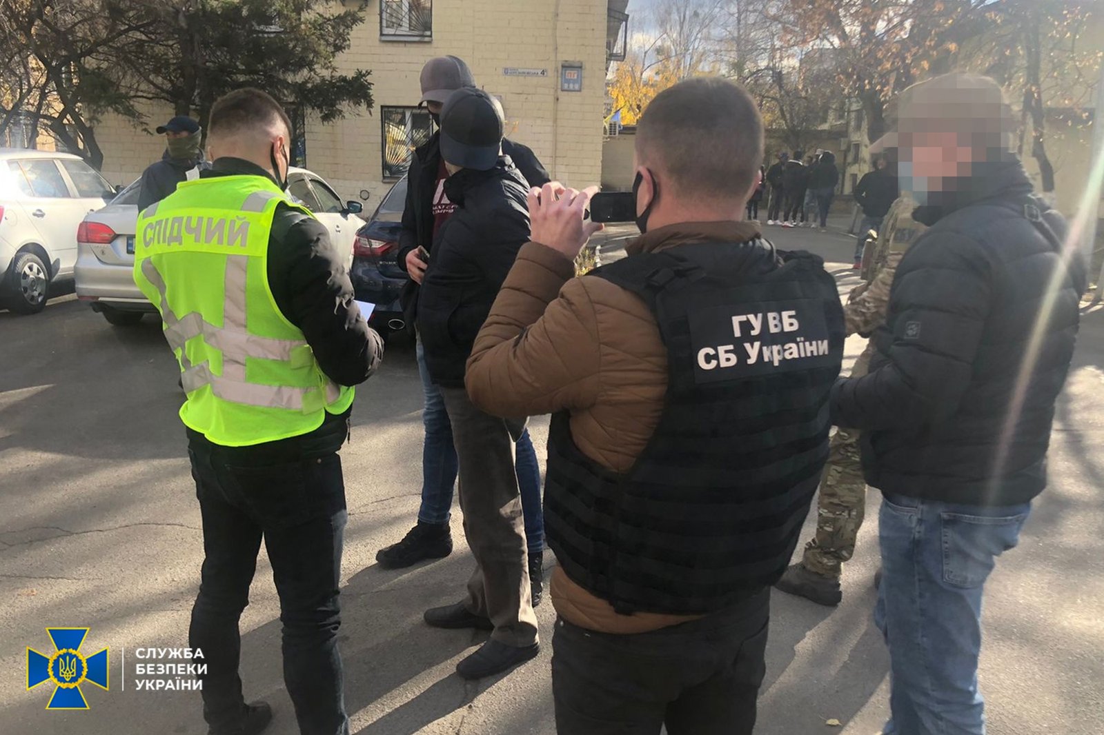 Выдавали себя за офицеров СБУ: в Украине банда требовала деньги у иностранцев, угрожая депортацией из страны 2