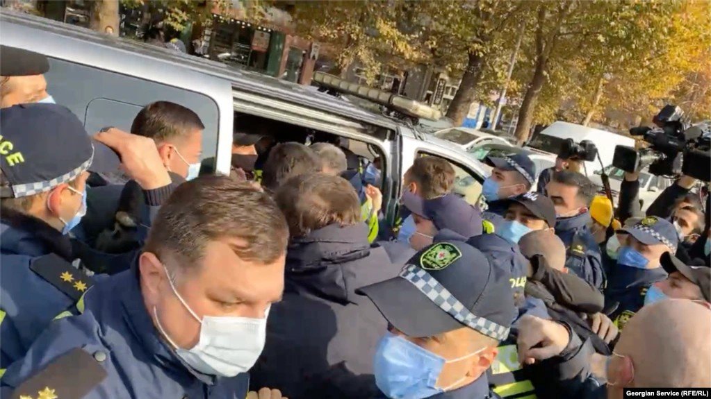 В Тбилиси сотни людей требуют перевести Саакашвили в больницу: 46 человек задержаны 1