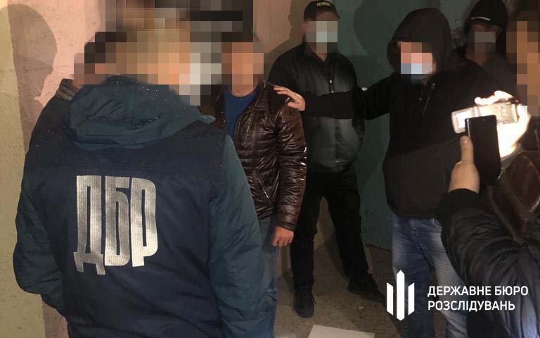 Депутат облсовета в Херсоне попался на взятке: за 300 тысяч он хотел поднять цену на покупку экрана для аэропорта 1