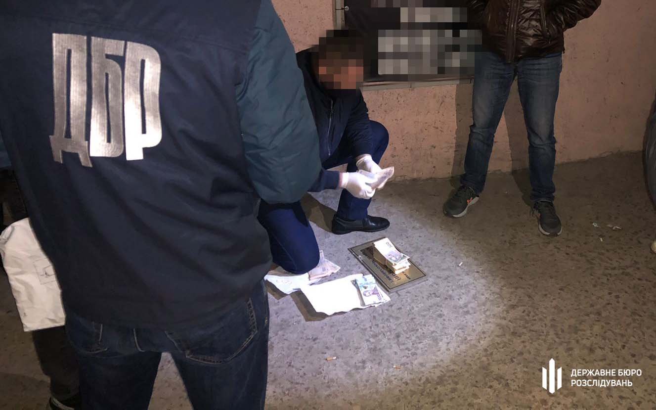 Депутат облсовета в Херсоне попался на взятке: за 300 тысяч он хотел поднять цену на покупку экрана для аэропорта 2