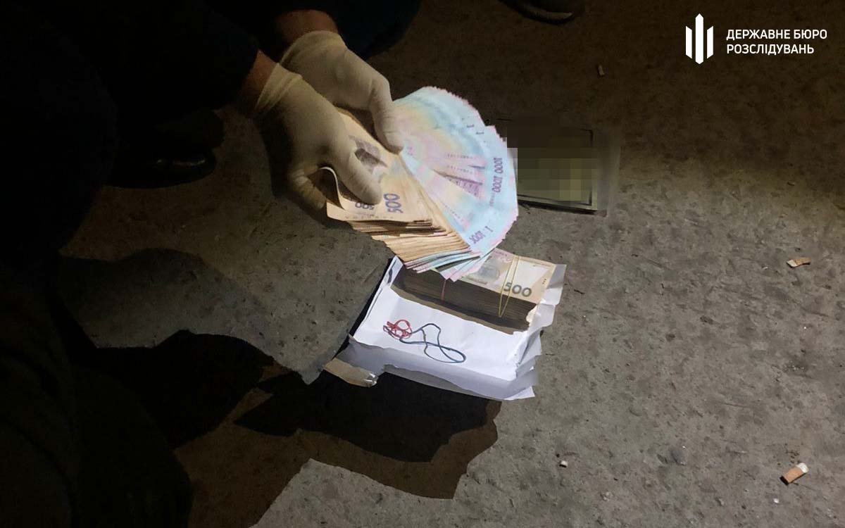 Депутат облсовета в Херсоне попался на взятке: за 300 тысяч он хотел поднять цену на покупку экрана для аэропорта 4