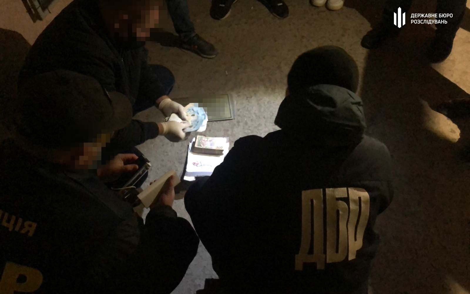 Депутат облсовета в Херсоне попался на взятке: за 300 тысяч он хотел поднять цену на покупку экрана для аэропорта 3