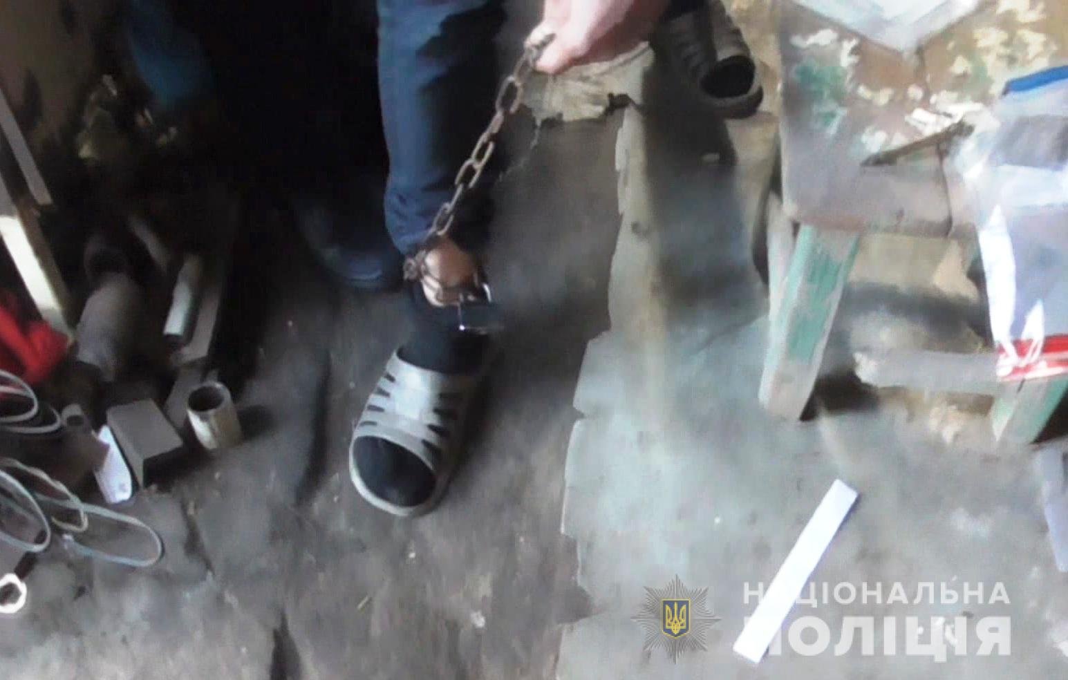 На Одещині чоловік добу сидів у теплиці, прикутий ланцюгом до стовпа: господар запідозрив його у крадіжці 3