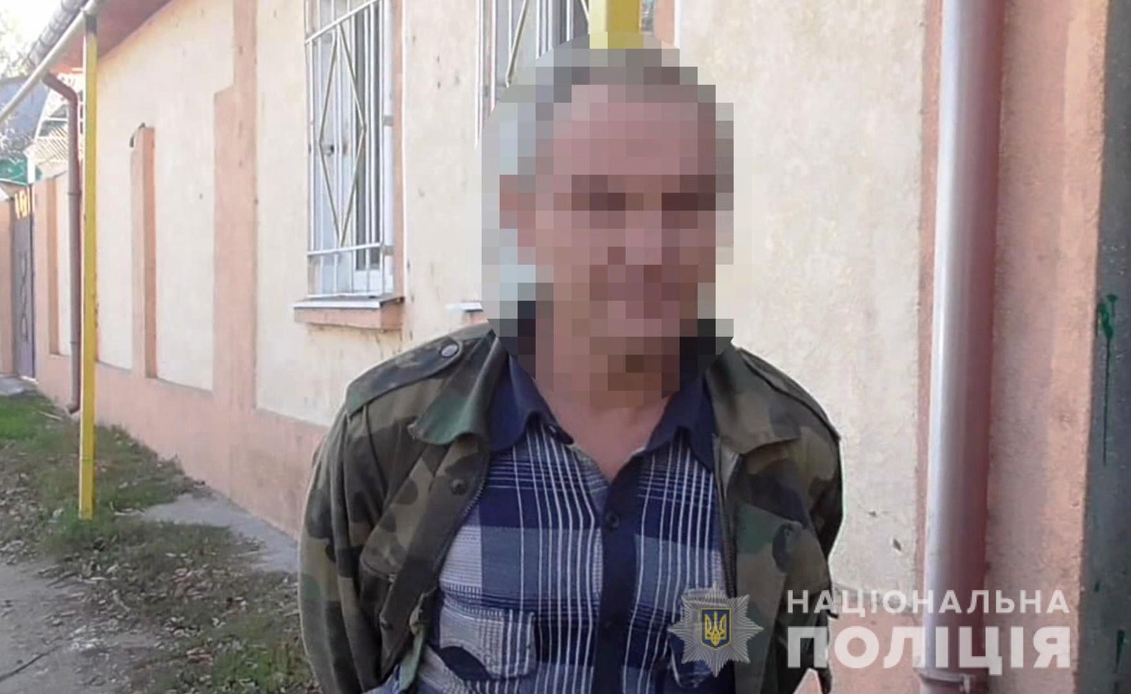 На Одещині чоловік добу сидів у теплиці, прикутий ланцюгом до стовпа: господар запідозрив його у крадіжці 1