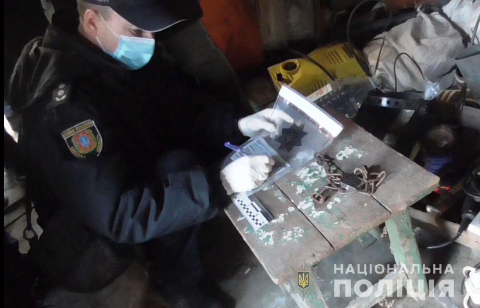 На Одещині чоловік добу сидів у теплиці, прикутий ланцюгом до стовпа: господар запідозрив його у крадіжці 2