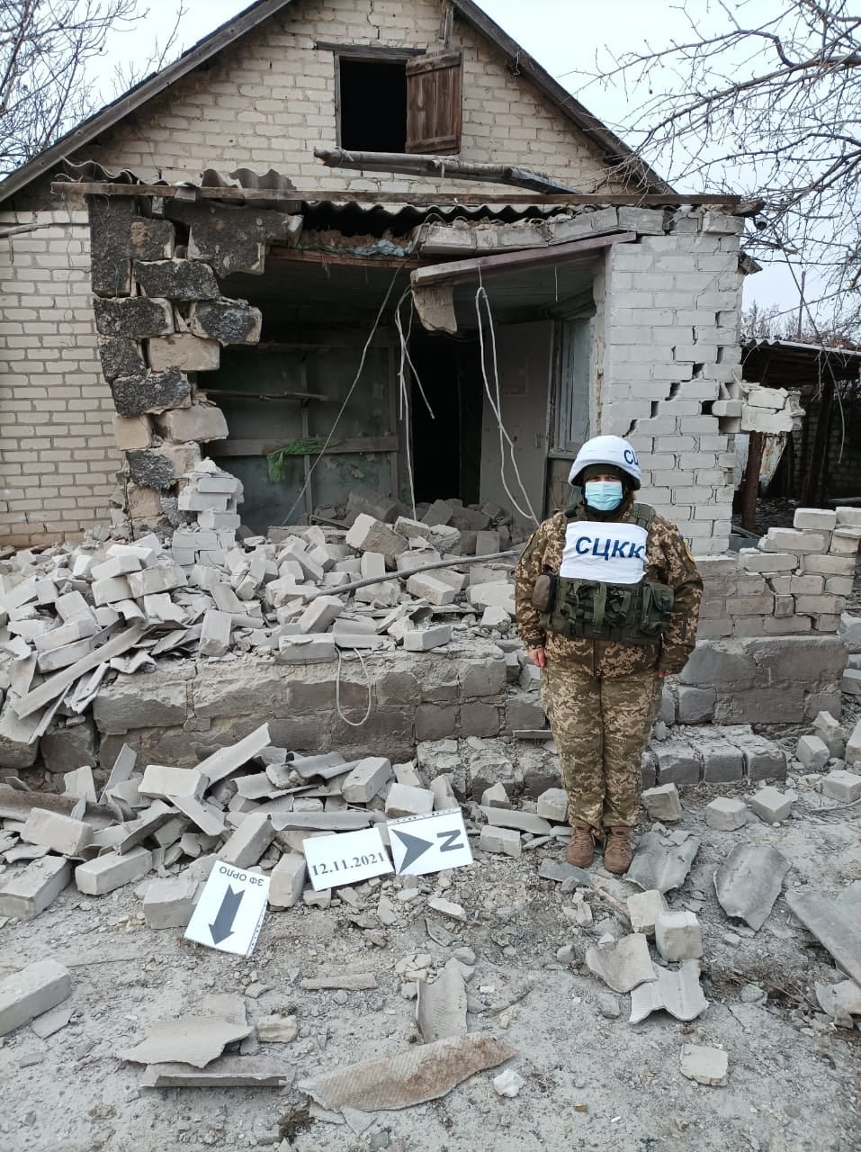 Наёмники РФ обстреляли посёлок в Луганской области: несколько жилых домов разрушены 1
