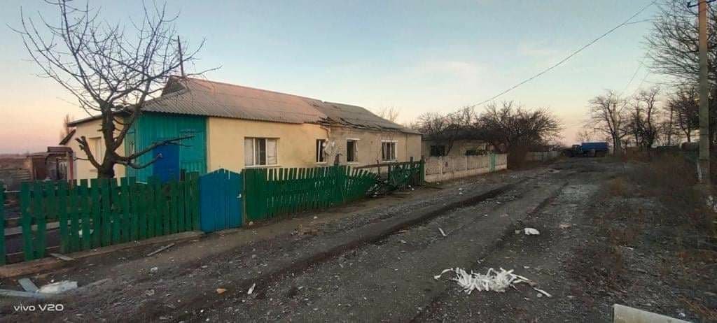 Боевики обстреляли посёлок Невельское: несколько жилых домов разрушены 1