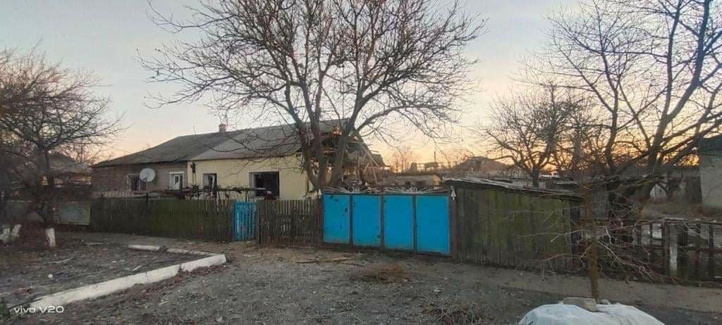 Боевики обстреляли посёлок Невельское: несколько жилых домов разрушены 5
