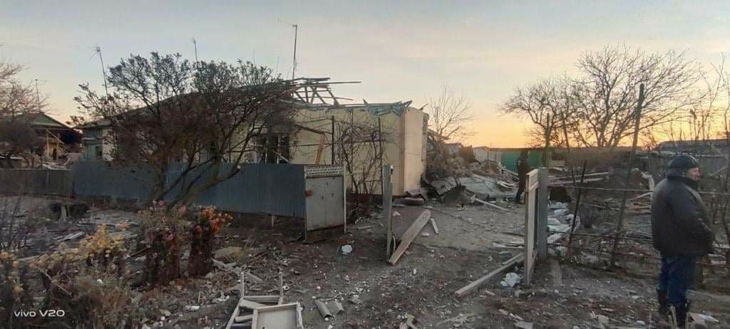 Боевики обстреляли посёлок Невельское: несколько жилых домов разрушены 4