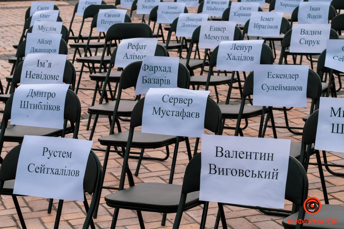 “Порожні стільці” — у Києві в день ув’язнених авторів нагадали про політв'язнів Кремля 10