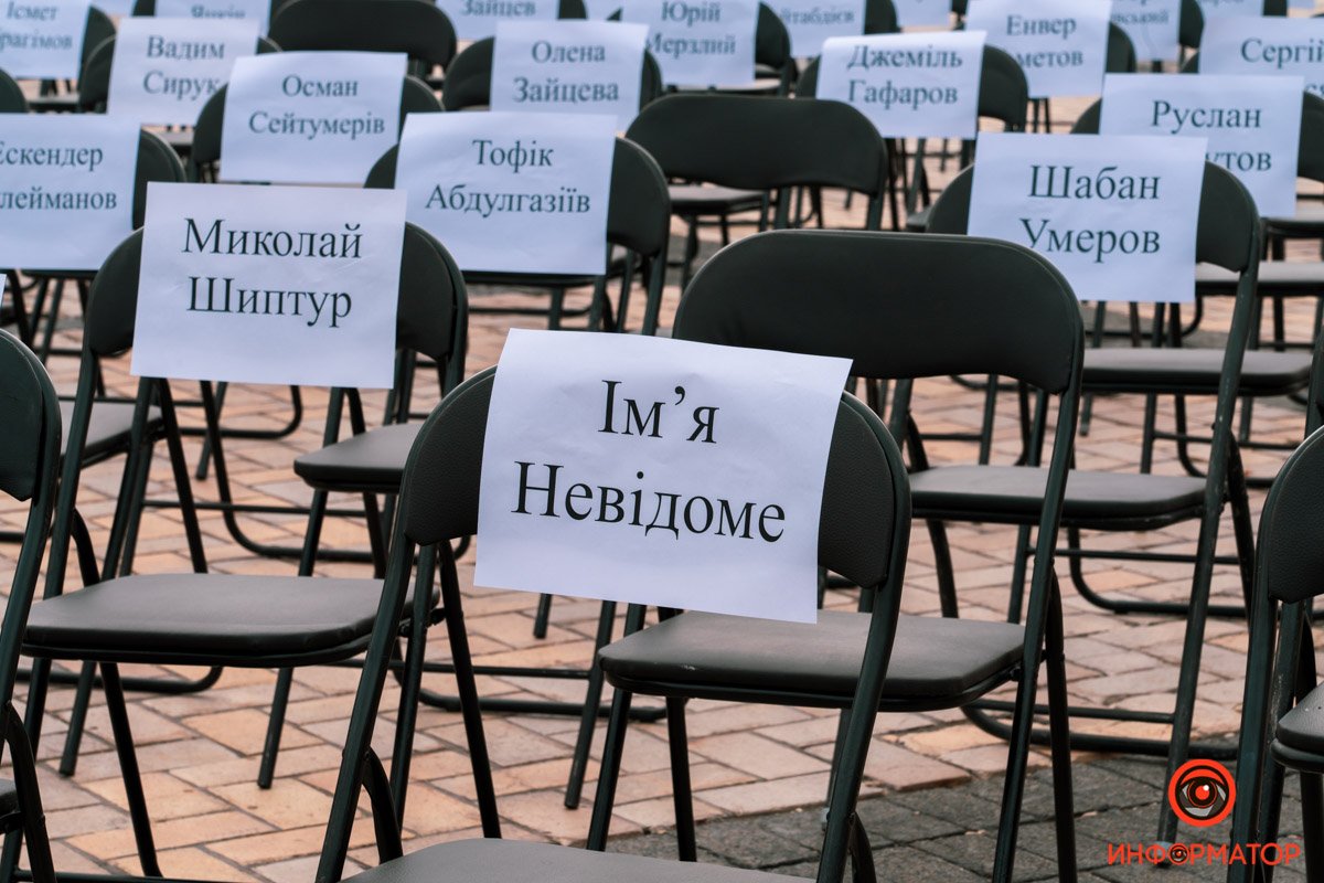 “Порожні стільці” — у Києві в день ув’язнених авторів нагадали про політв'язнів Кремля 3