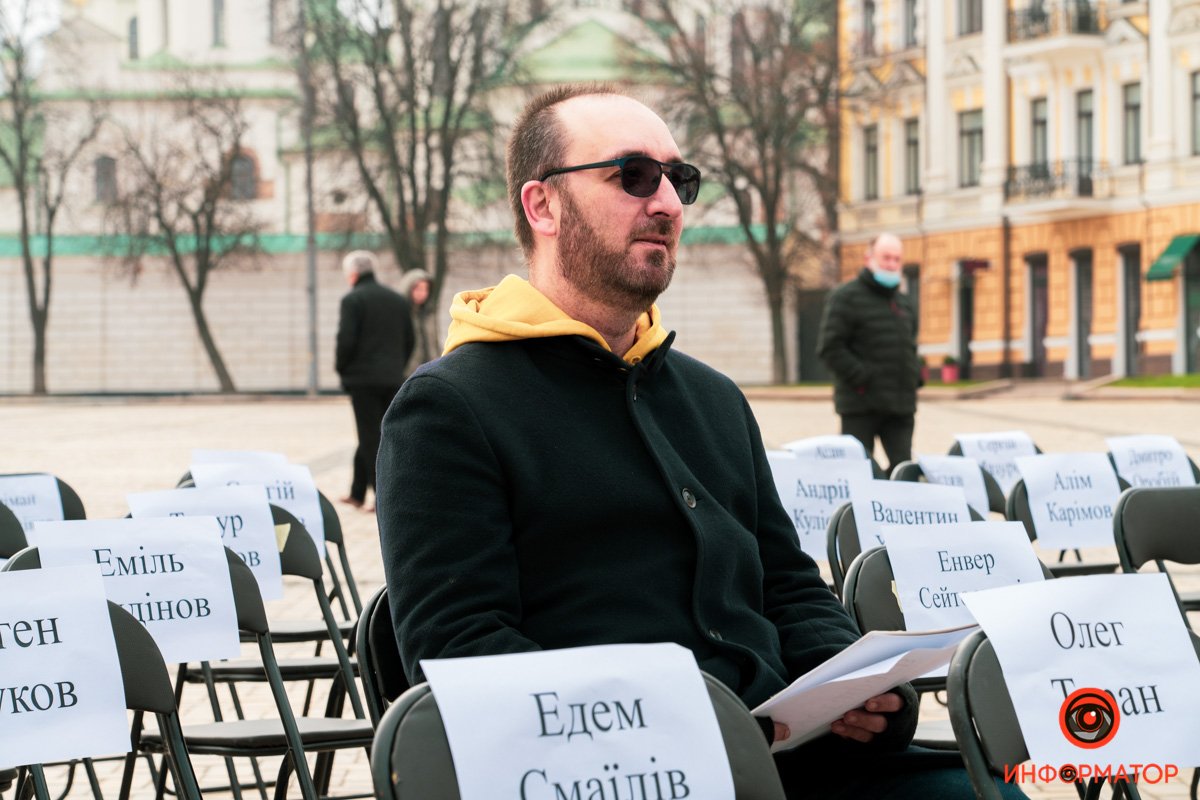 “Порожні стільці” — у Києві в день ув’язнених авторів нагадали про політв'язнів Кремля 5