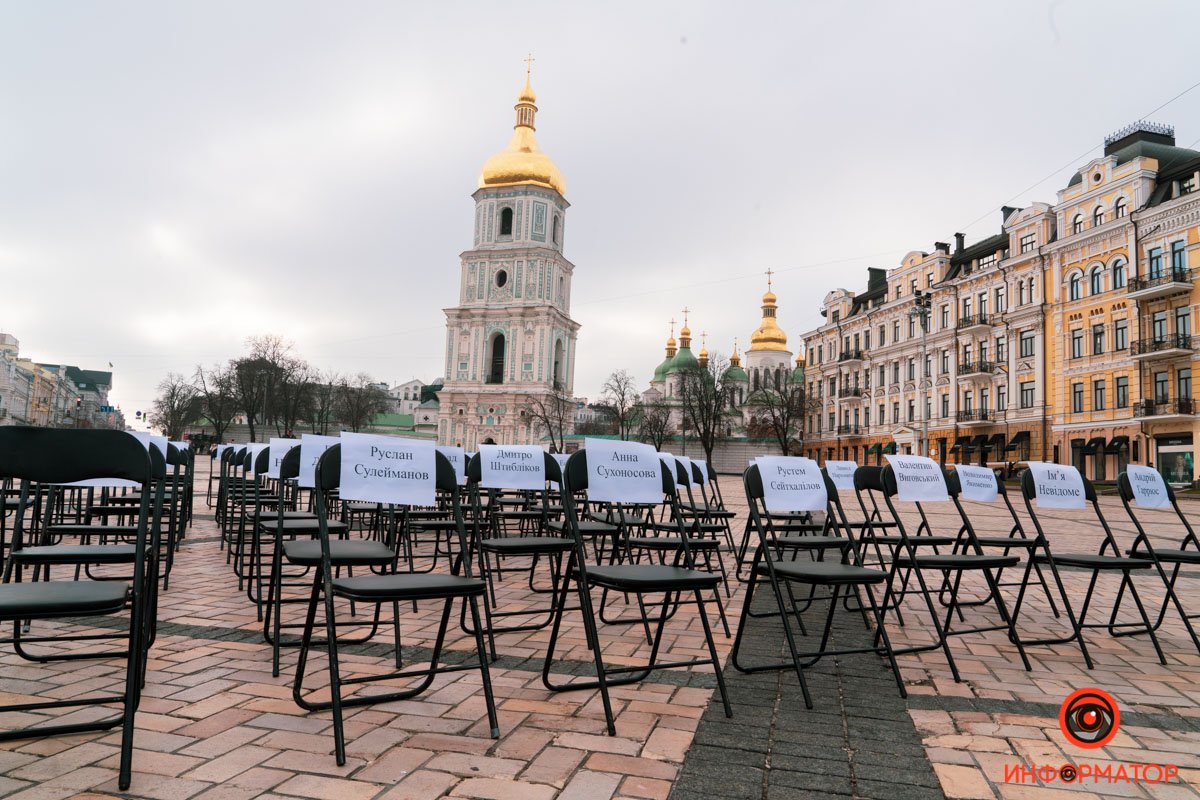 “Порожні стільці” — у Києві в день ув’язнених авторів нагадали про політв'язнів Кремля 11