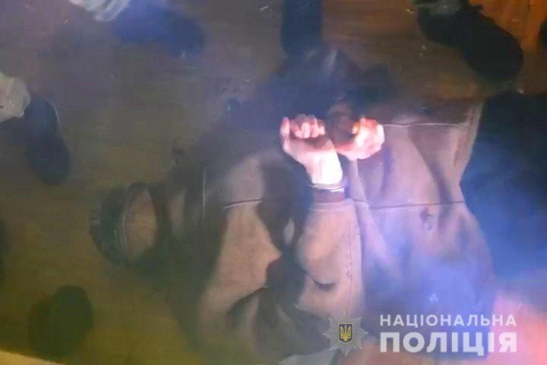 В Белой Церкви мужчина угрожал подорвать дом и набросился с топором на полицейских во время штурма 4