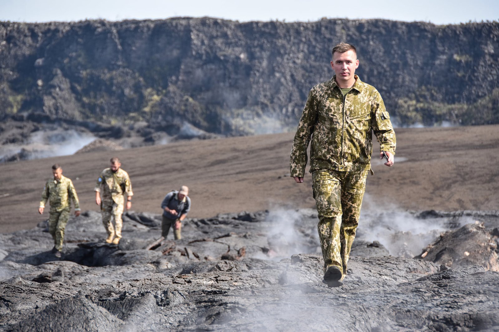 Украинские миротворцы посадили вертолёт на кратер активного вулкана в Конго 12