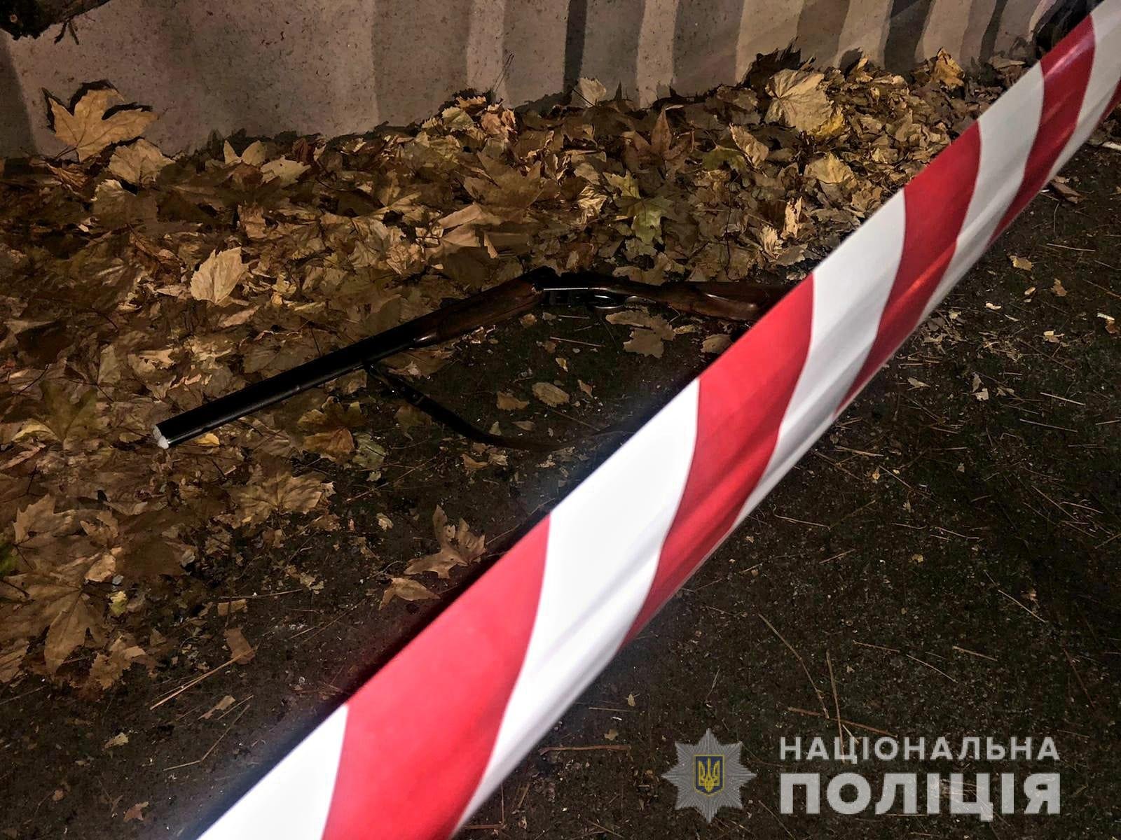 В Николаеве возле подъезда застрелили мужчину, ещё один получил ранения 2