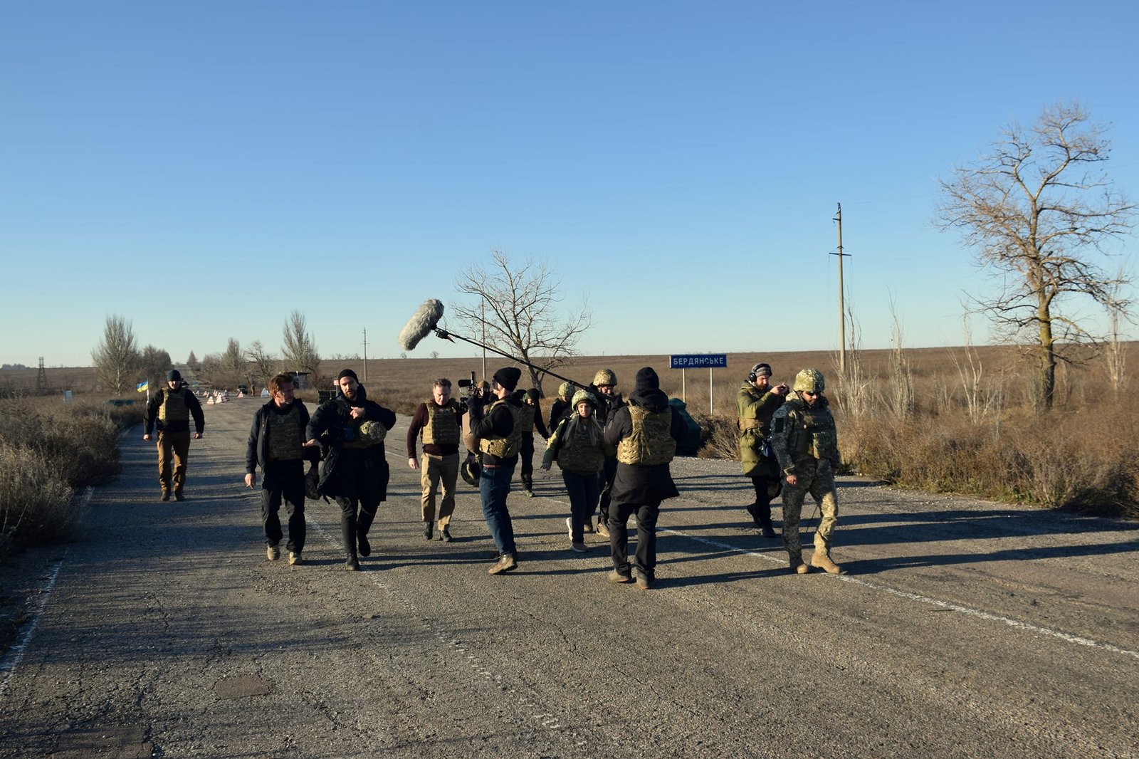 Голливудский режиссёр Шон Пенн приехал на Донбасс и пообщался с украинскими военными: он хочет снять фильм о войне 5