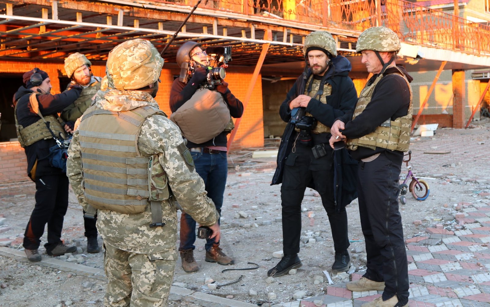 Голливудский режиссёр Шон Пенн приехал на Донбасс и пообщался с украинскими военными: он хочет снять фильм о войне 4