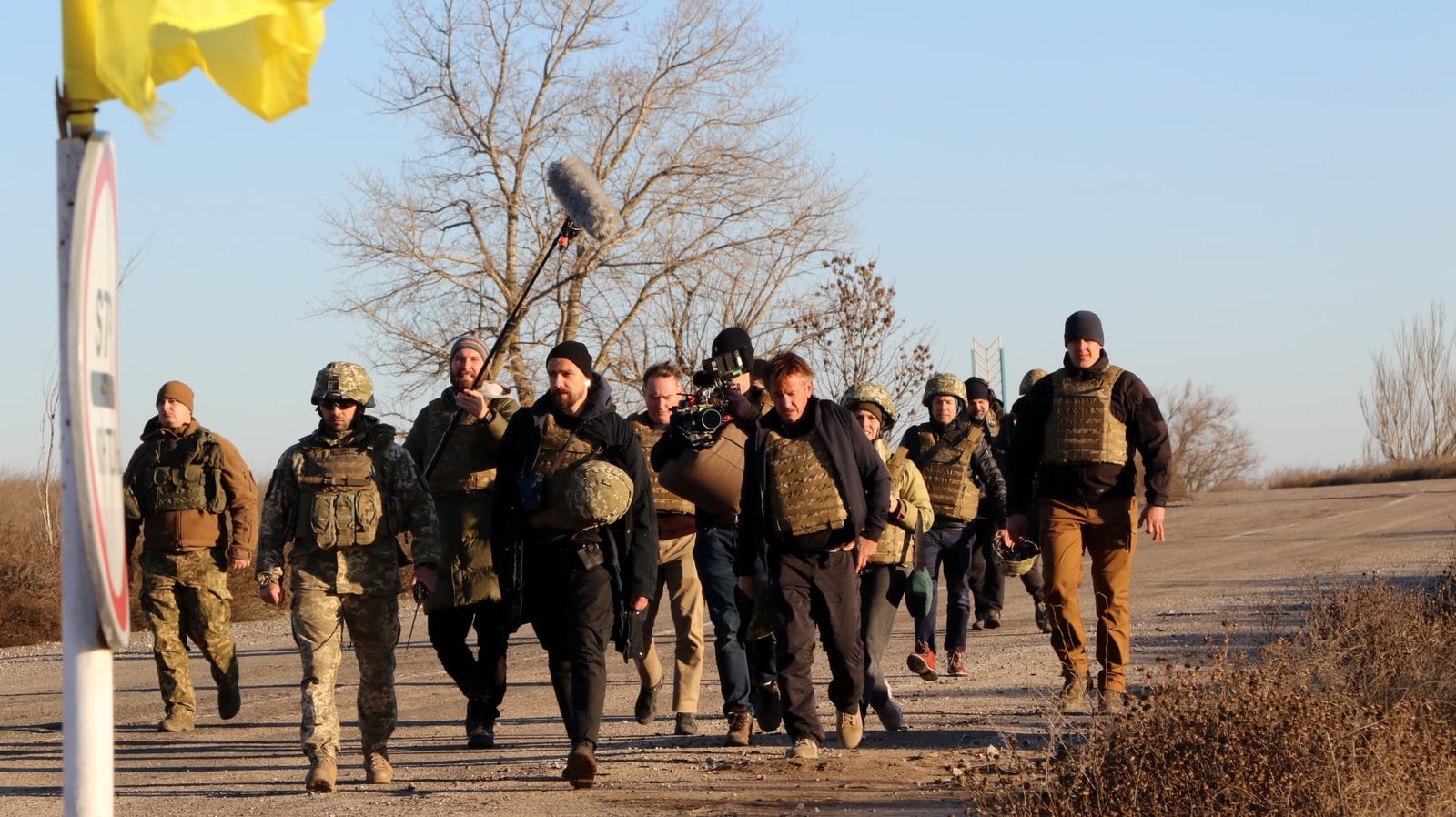 Голливудский режиссёр Шон Пенн приехал на Донбасс и пообщался с украинскими военными: он хочет снять фильм о войне 8