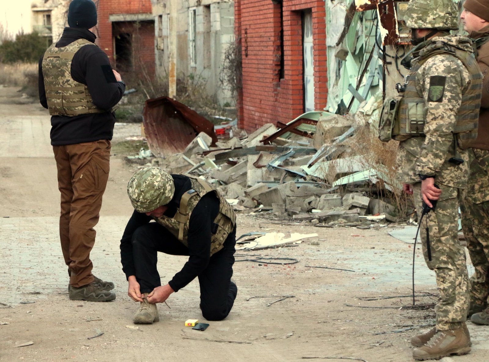 Голливудский режиссёр Шон Пенн приехал на Донбасс и пообщался с украинскими военными: он хочет снять фильм о войне 9