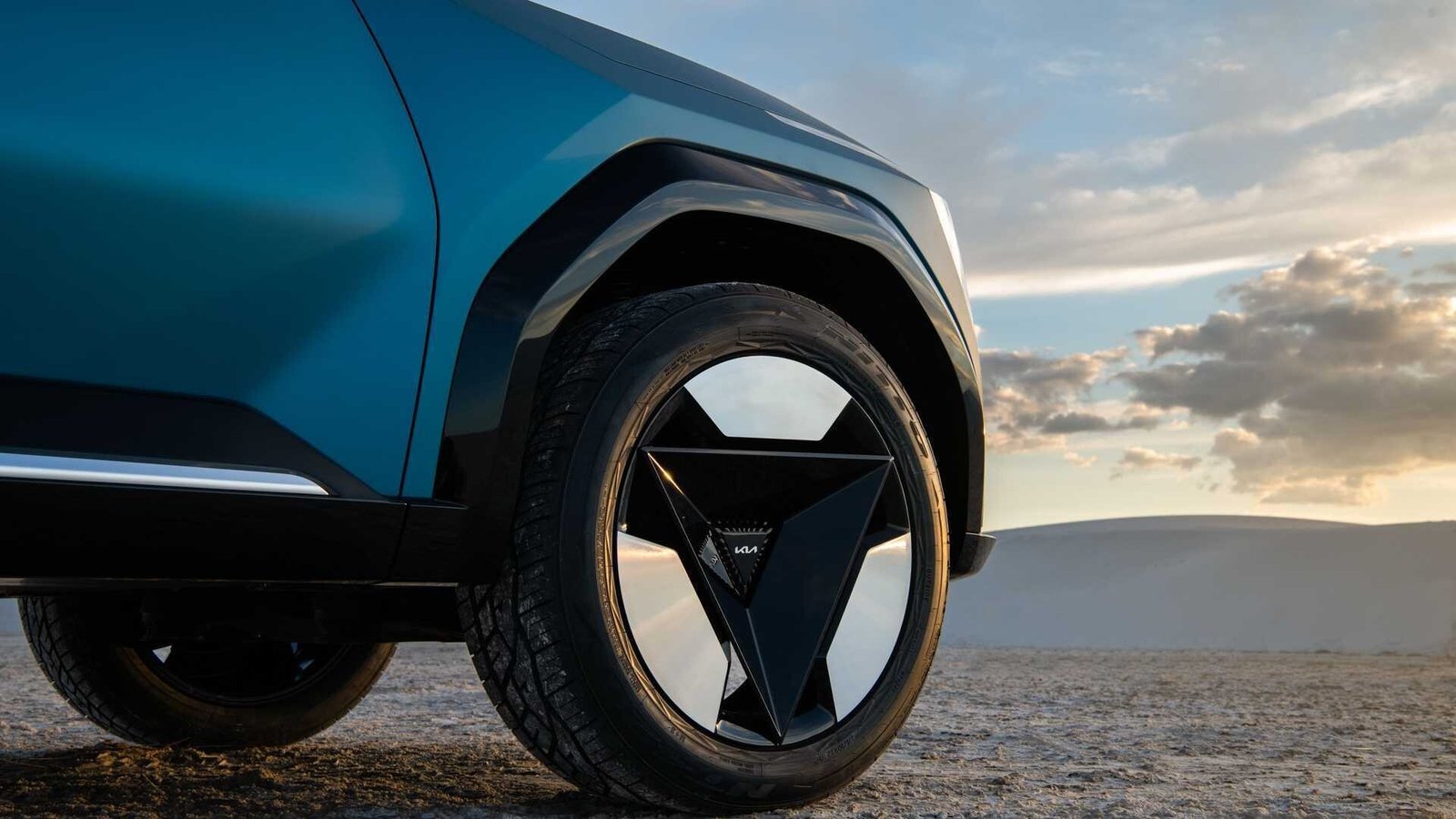 Компания Kia показала концепт электро-кроссовера будущего с 27-дюймовым дисплеем и капотом из солнечных батарей 1