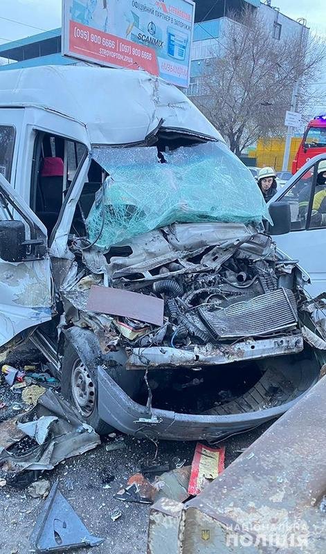 В Запорожье маршрутка врезалась в грузовик: пострадали 6 человек 1