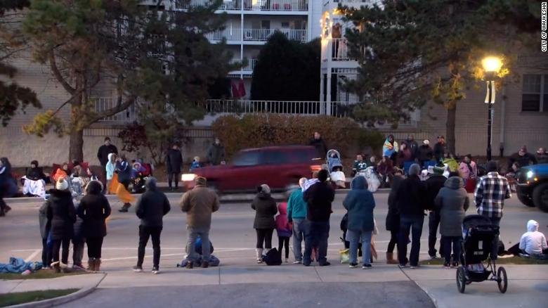 У США на різдвяному параді позашляховик влетів у натовп людей: постраждалих щонайменше 20, є жертви 3