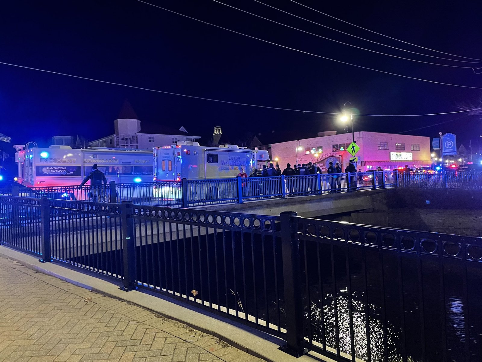 У США на різдвяному параді позашляховик влетів у натовп людей: постраждалих щонайменше 20, є жертви 1