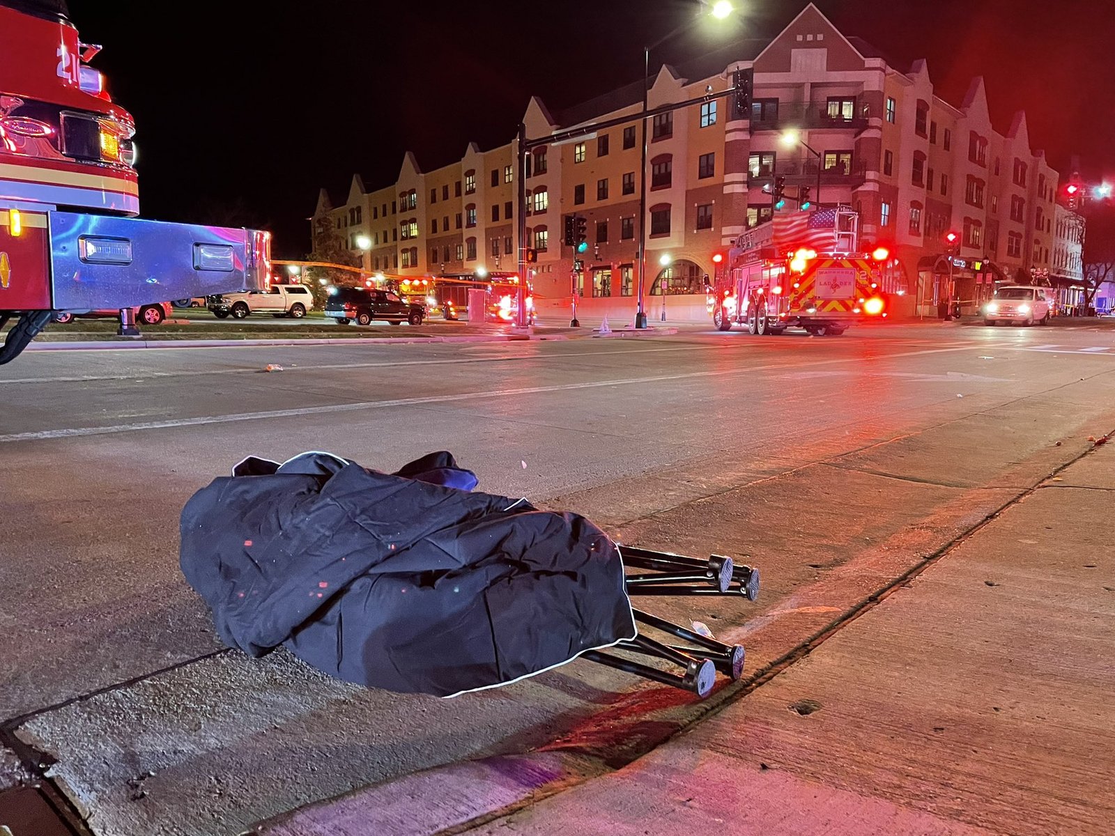 У США на різдвяному параді позашляховик влетів у натовп людей: постраждалих щонайменше 20, є жертви 2