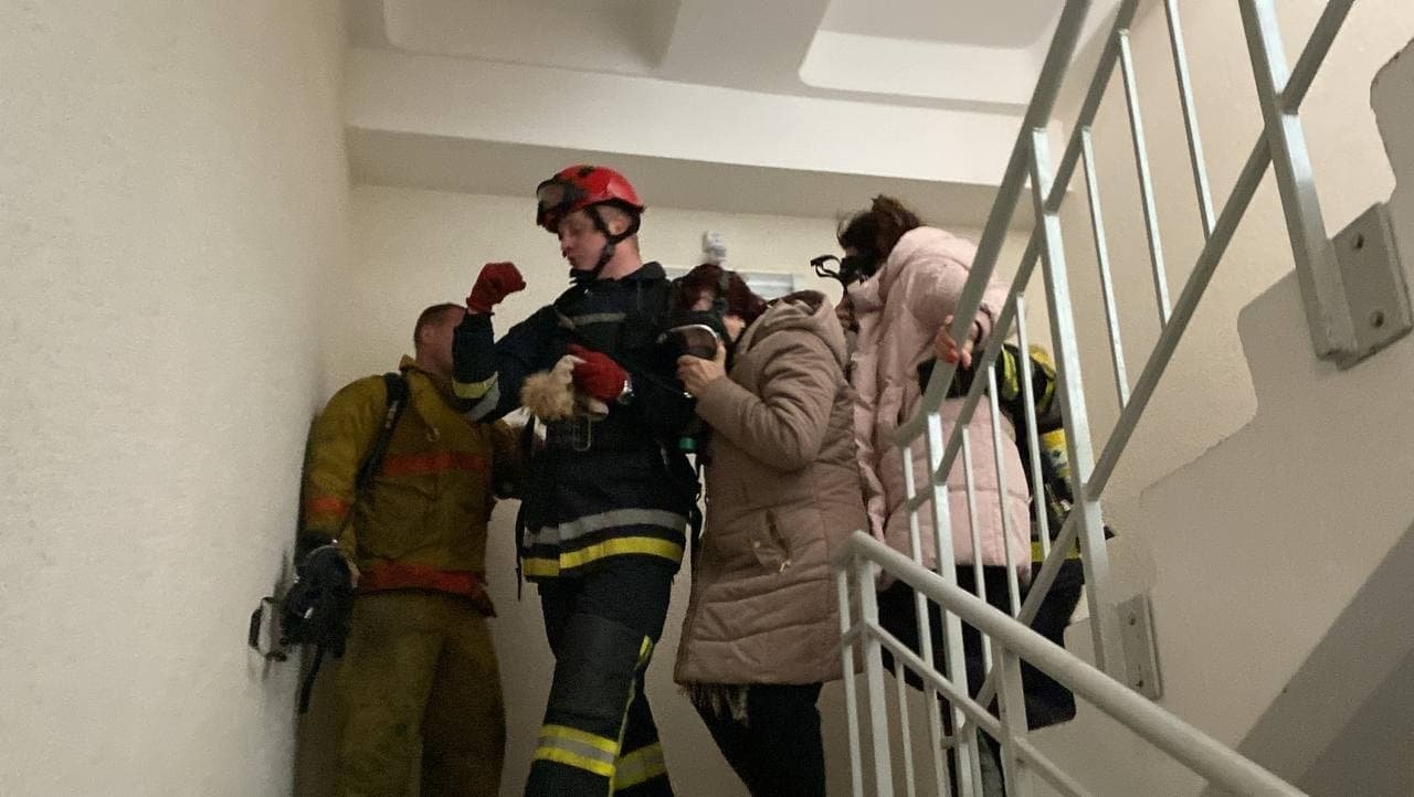 Пожар в многоэтажке в Киеве: 5 человек оказались заблокированными в лифте 3