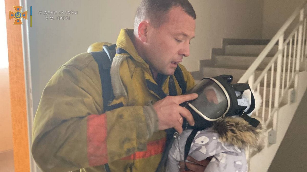В Киеве спасатель отдал свою маску девочке, чтобы вынести её из задымленного подъезда В Киеве спасатель отдал свою маску девочке, чтобы вынести её из задымленного подъезда