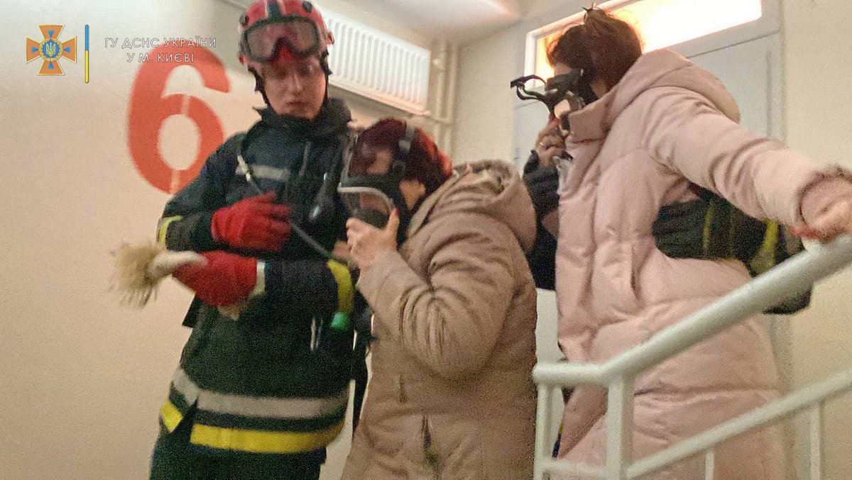Спасатели отдавали свои маски Спасатели отдавали свои маски